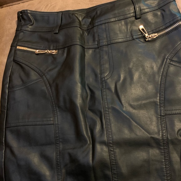 Faux leather skirt - Picture 2 of 2